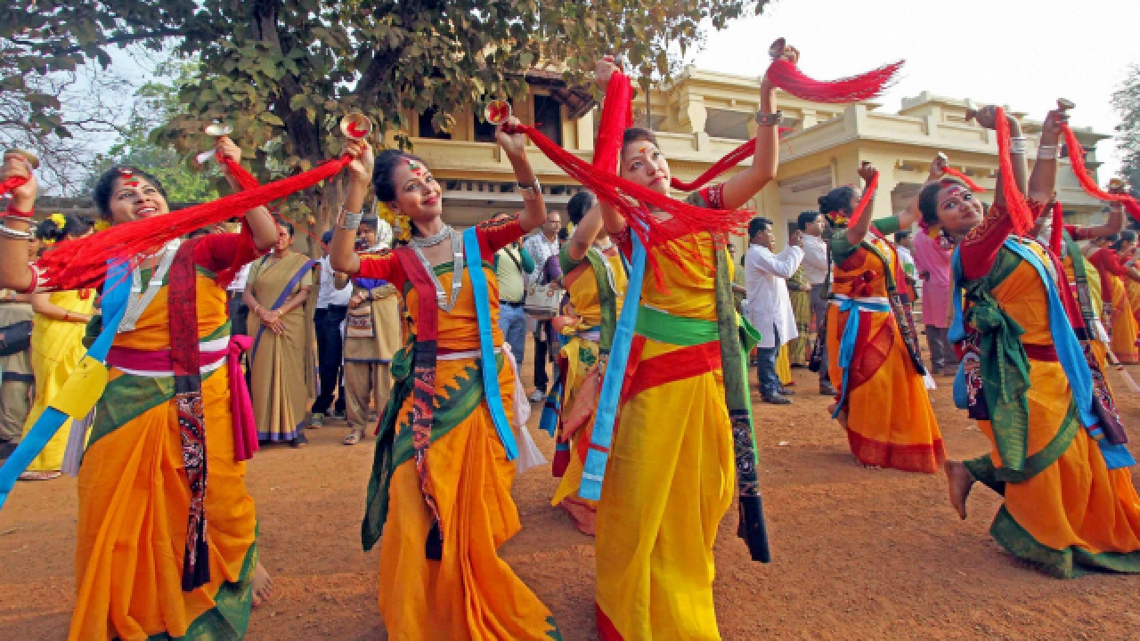 folk dance holi celebration in santiniketan