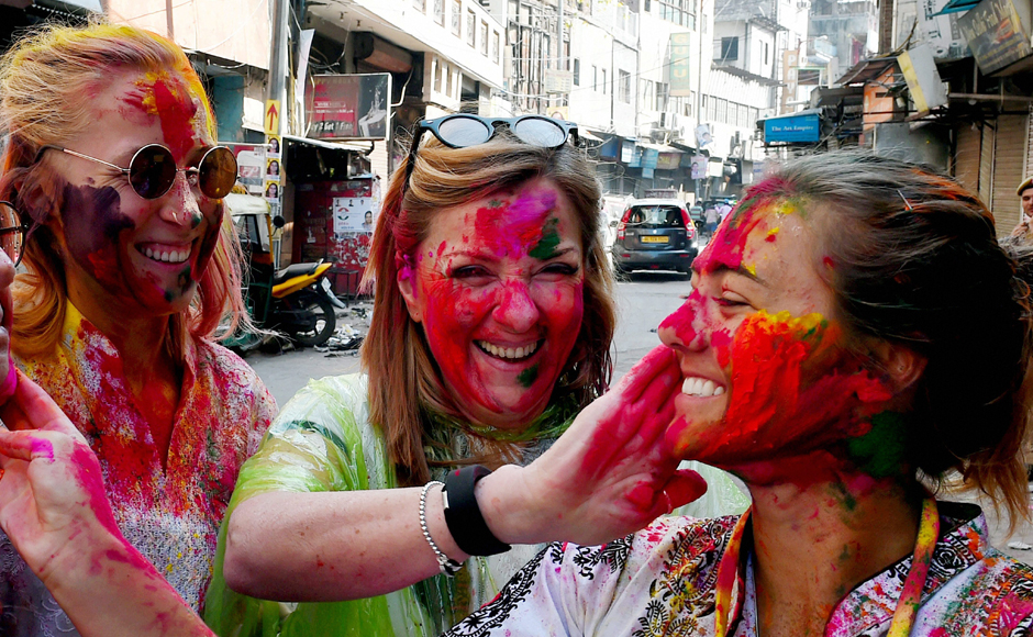 holi celebration in delhi foreigners