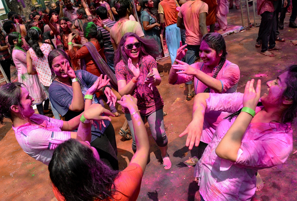 holi celebration in hampi 1