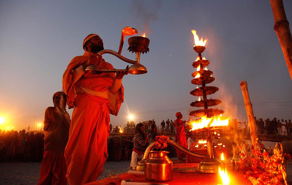 aarti rituals at kumbh mela india