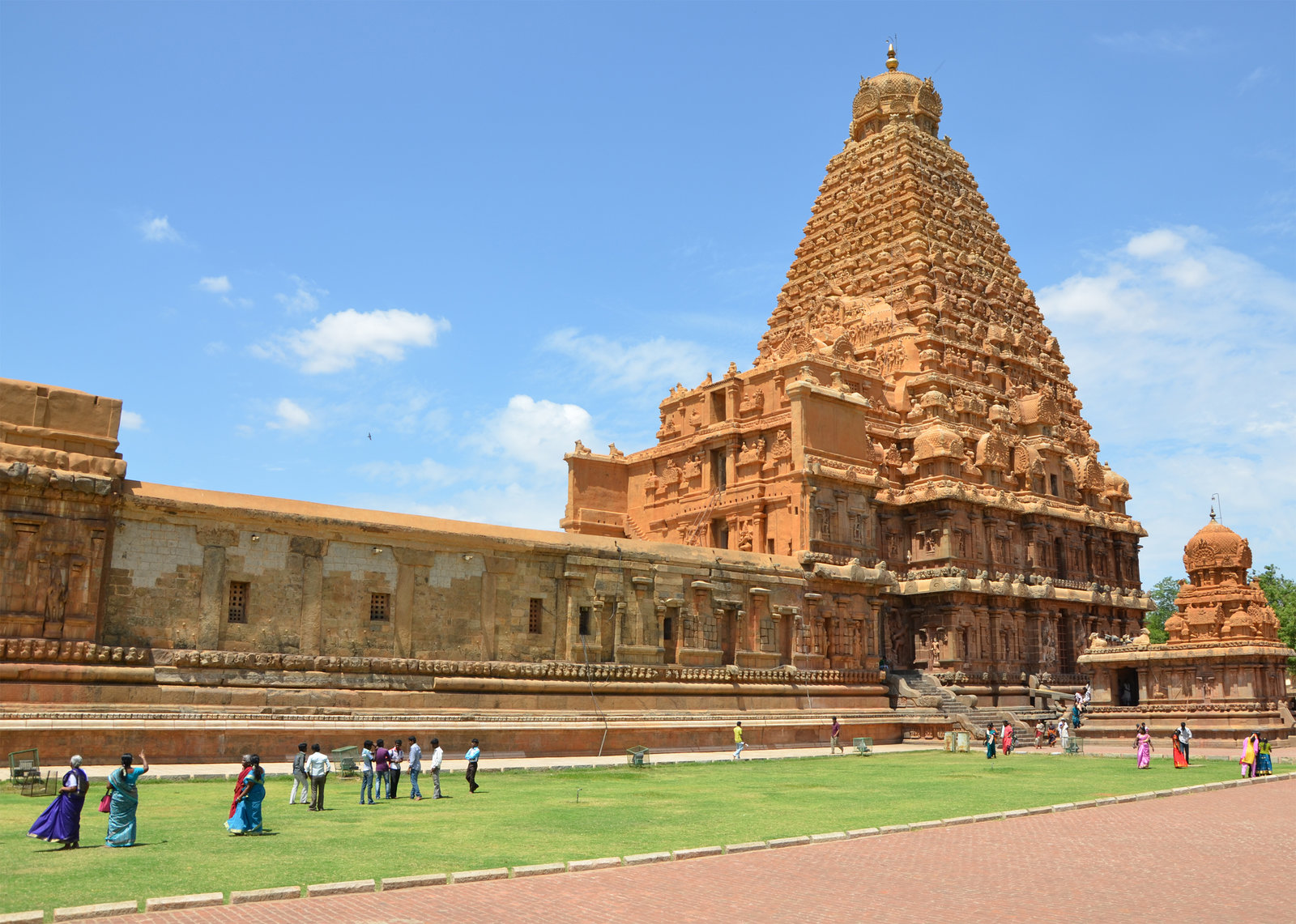 brihadeeswara temple - 5 mysterious temples of india