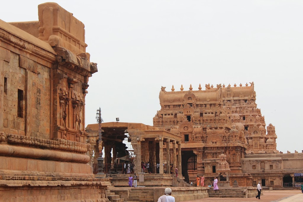 brihadeeswara temple - massive corridors giant tower - 5 mysterious temple of india