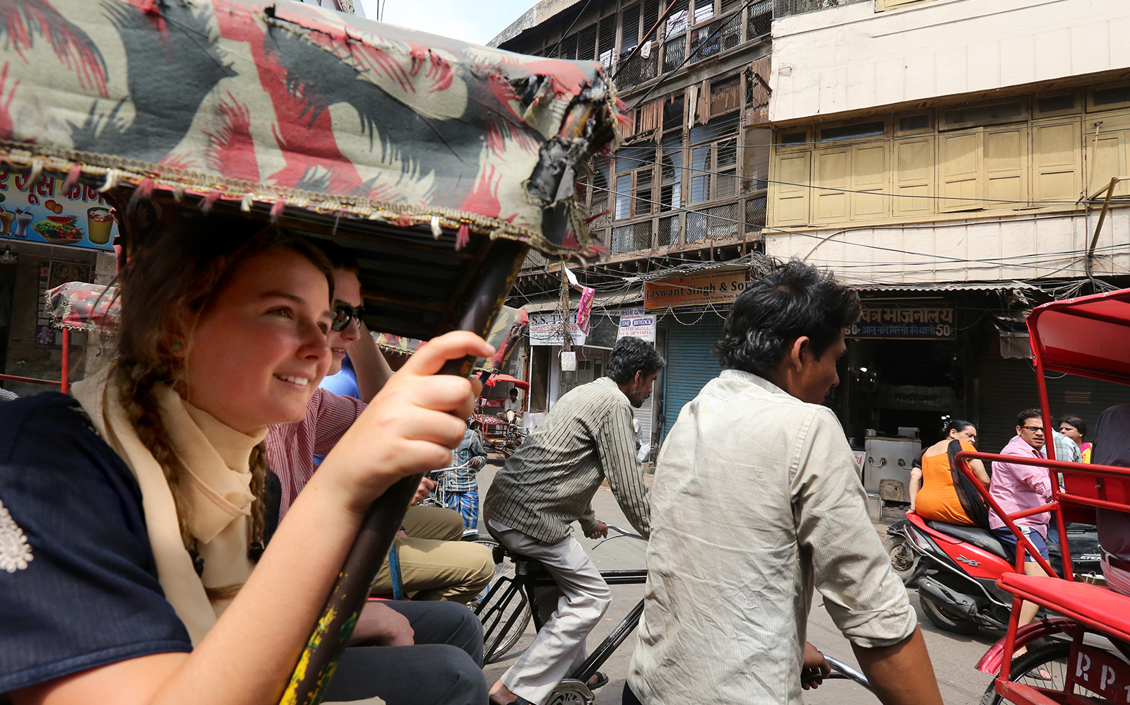foreigner travelling via rickshaw ride in delhi