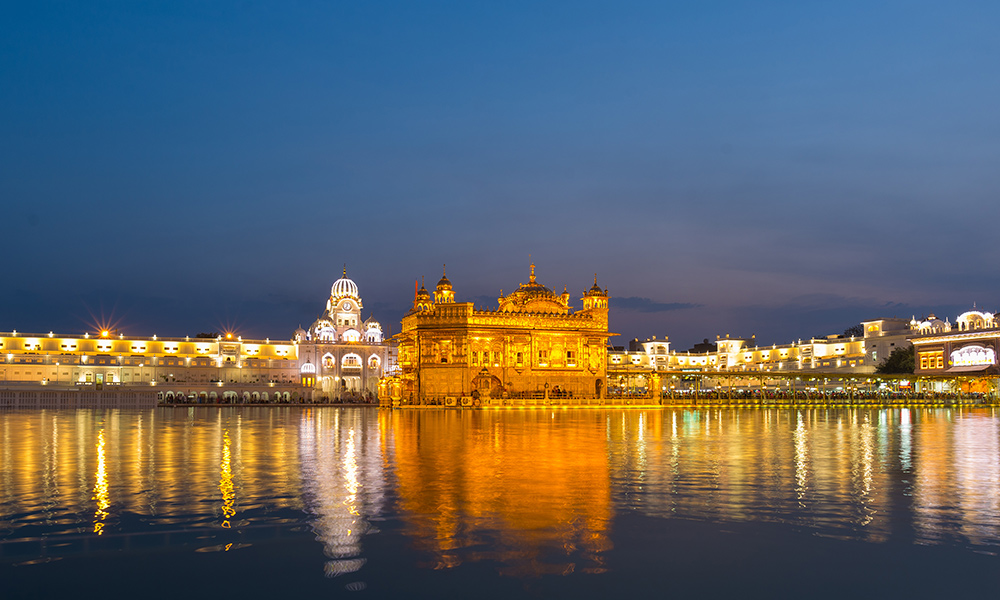 golden temple decorated with diyas during diwali
