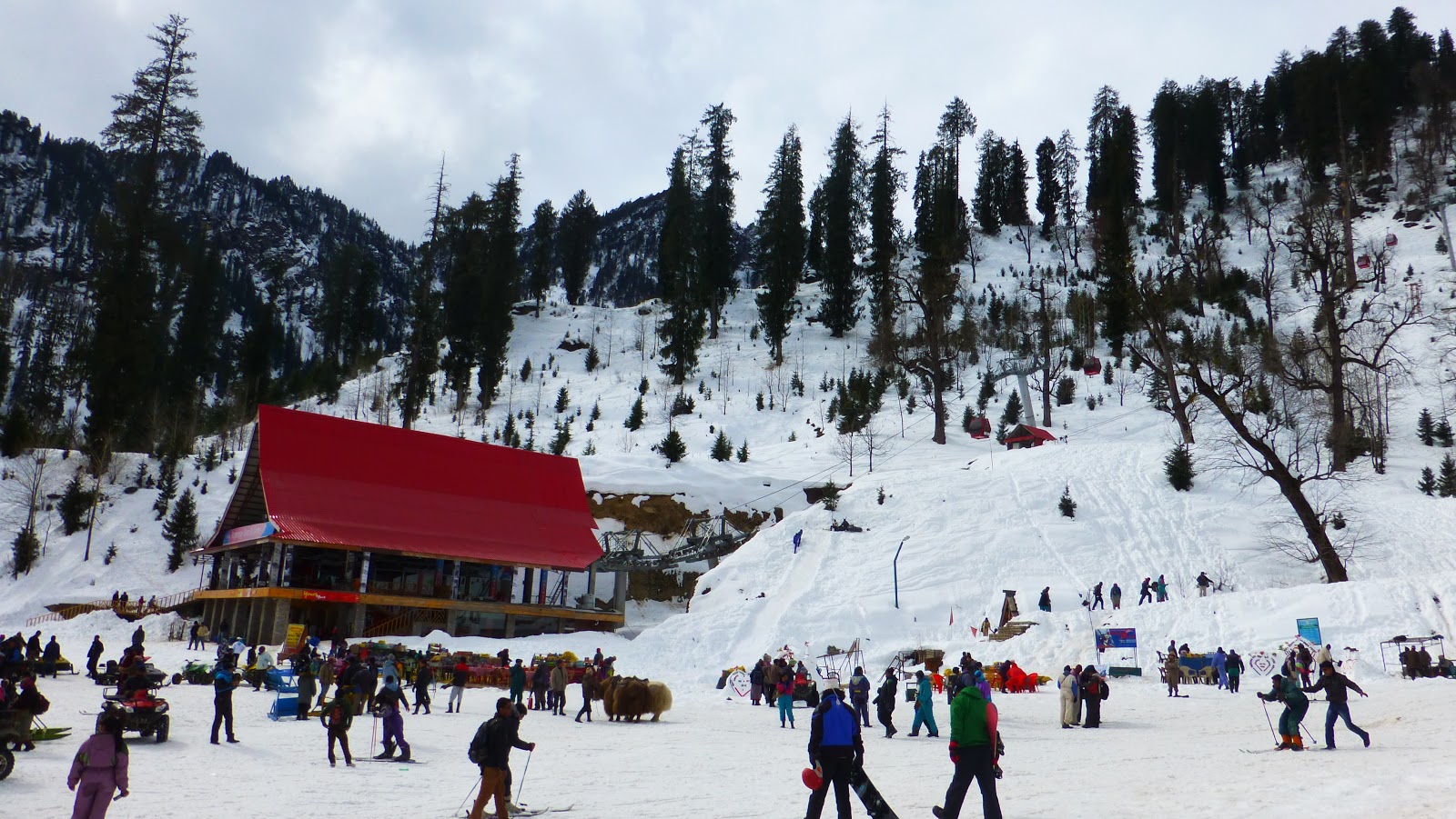 snow in manali - fun place to hang out with friends in india