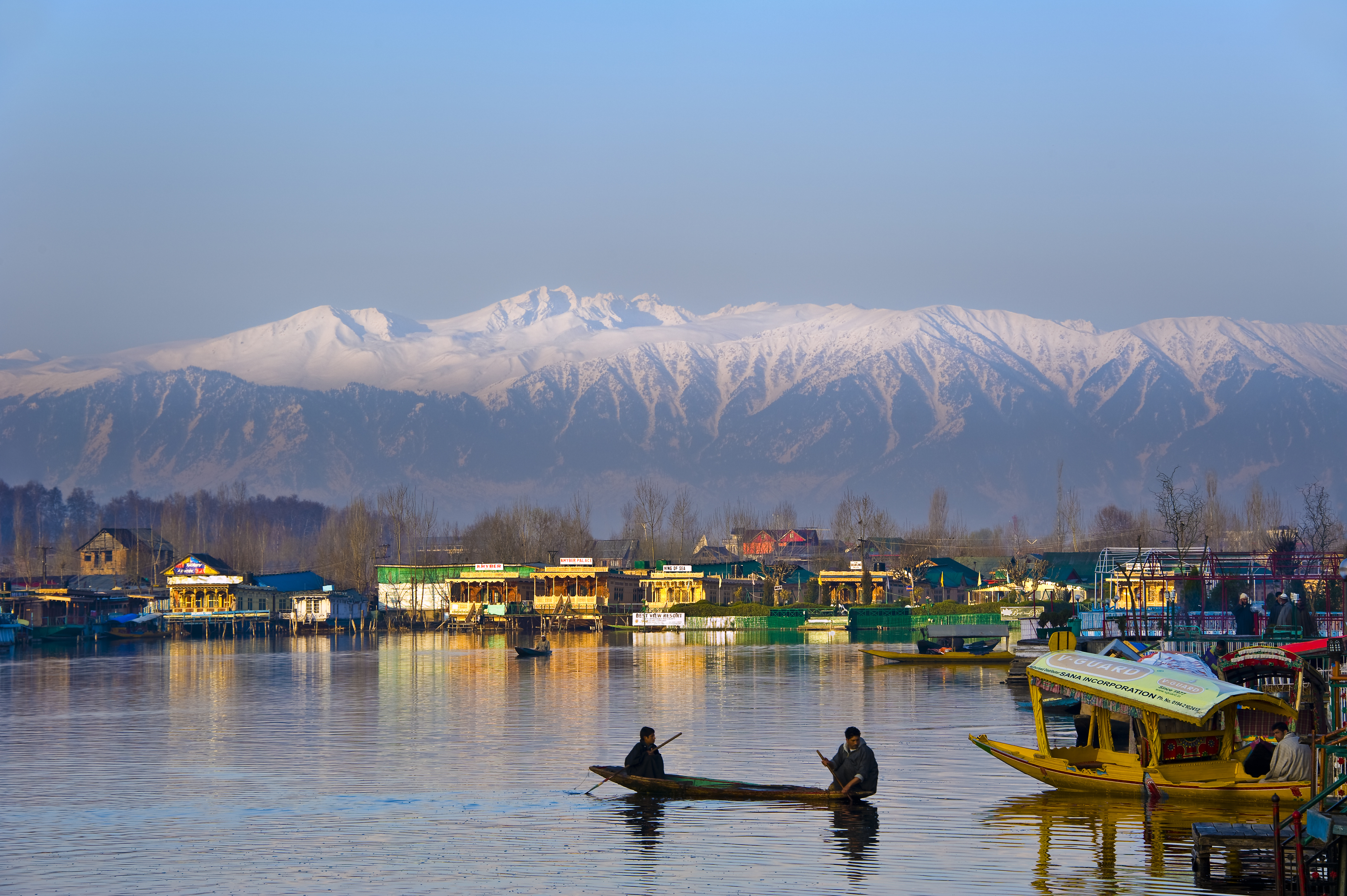 dal lake kashmir - place to visit for summer vacations in india with family