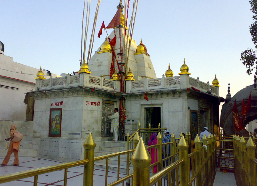 Naina Devi Temple by Travelsite India